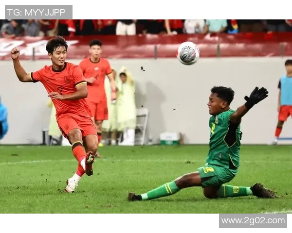 越南U23门将精准大脚助攻前锋国足U23后卫奋力回防成功解围